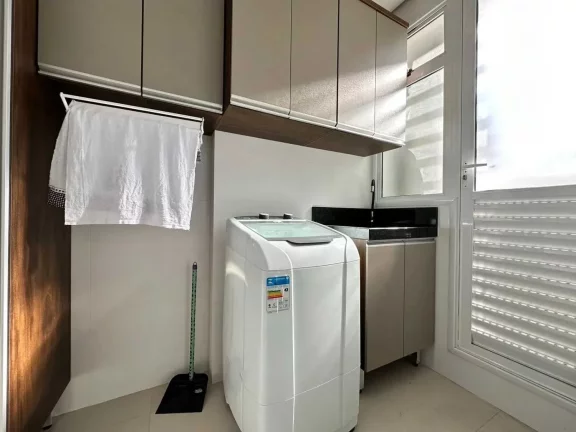 Imagem Apartamento mobiliado com 3 dormitórios sendo 3 suítes e 2 vagas de garagem em Balneário Camboriú/SC