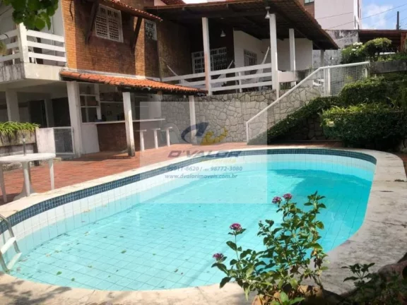 Imagem Vendo Casa de Alto Padrão com 400 m², 4 quartos s/ 2 suítes, escritório, piscina, jardim e 4 vagas