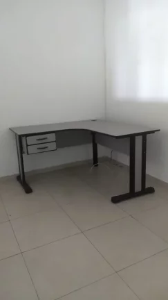 Imagem Barracão com excelente localização com portão de aço, escritório com escada, 2 sanitários, co...