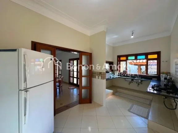 Imagem Ótima casa à venda, espaçosa com 274 m² de área construída. A residência possui ampla sala pa...
