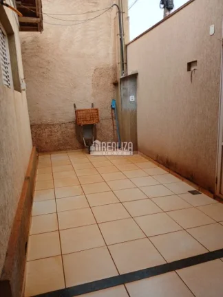 Imagem Vende-se casa no bairro Vila Marilene, com 3 quartos (2 suíte), ar-condicionado, localizada na avenida principal – Igarapava/SP