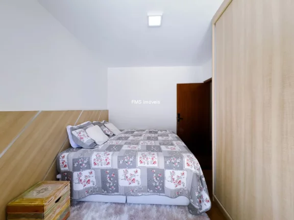 Imagem Imóvel de luxo em Cotia-SP: Casa à venda ou locação com 7 quartos, 5 suítes, 3 salas e 2.500 m² de área em Chácaras dos Lagos.