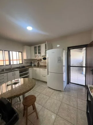 Imagem Sobrado com 4 dormitórios sendo 1 suíte e 2 vagas de garagem em São Francisco do Sul/SC