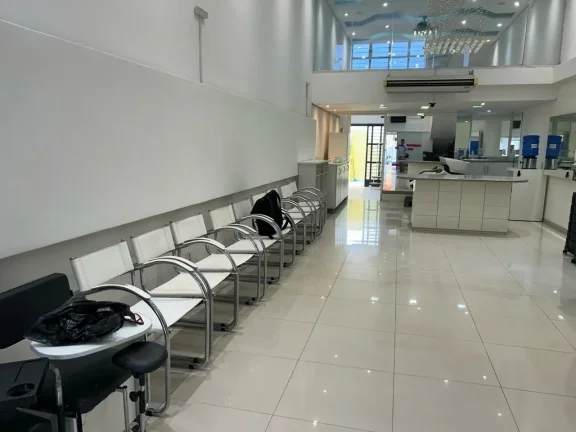 Imagem Salão Comercial de Alto Padrão para Locação na Vila Hortência, Sorocaba-SP: 5 Salas, 2 Banheiros, 150m² de Área.