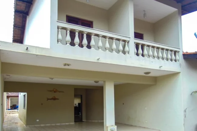 Imagem Praia do Guaiúba - Casa com 04 dormitórios - Piscina e churrasqueira - Vaga para 06 automóveis.