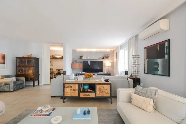 Imagem Apartamento Reformado Pinheiros - 246M², 4 Dorms, 4 Suítes, 4 Vagas Demarcadas, Hidromassagem, Piscina, Despensa, Salão de Festas.