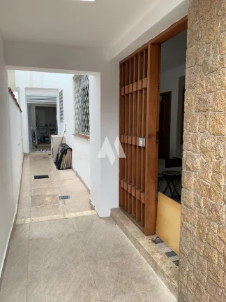 Imagem Sobrado 100% Reformado, 168m², 3 Dormitórios sendo 2 suítes , 2 vagas de garagem e no bairro do Boqueirão