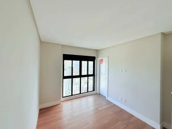 Imagem Apartamento sem mobilia com 4 dormitórios sendo 4 suítes e 4 vagas de garagem em Balneário Camboriú