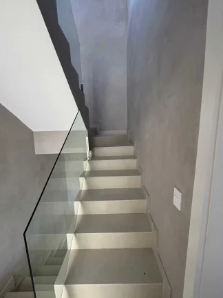 Imagem Sobrado triplex com 3 suítes e 4 vagas de garagem no bairro Ariribá em Balneário Camboriú/SC