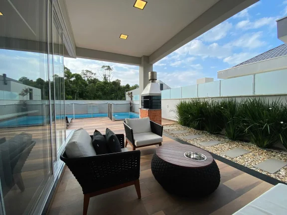 Imagem Casa mobiliada no Condomínio Caledônia com 4 suítes e 4 vagas de garagem em Camboriú-SC