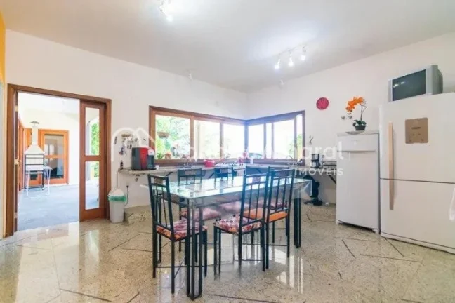 Imagem Linda e espaçosa casa com área construída de 600 m² em um terreno de 1.056 m². A residência, m...