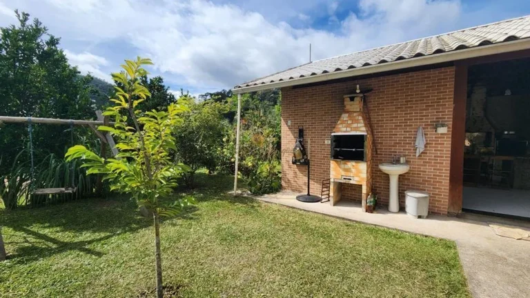 Imagem Casa em Condomínio para Venda em Teresópolis / RJ no bairro Vale Alpino