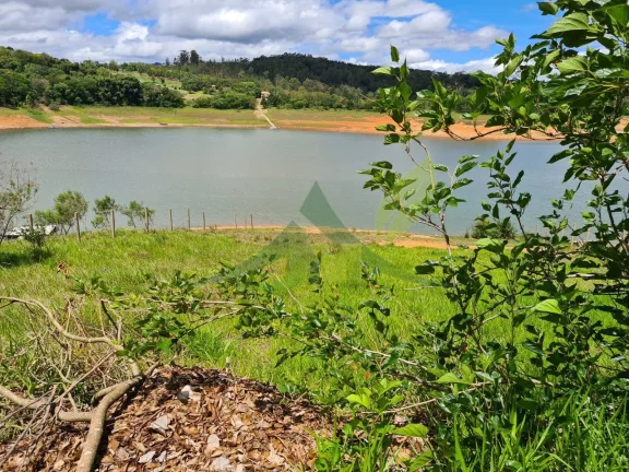 Imagem Chácara à Venda na Represa em Piracaia - Vista Deslumbrante e Acesso Exclus
