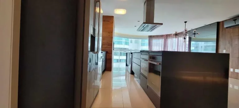 Imagem Apartamento mobiliado em condomínio fechado com 3 dormitórios sendo 1 suíte e 2 vagas de garagem em Itajaí/SC
