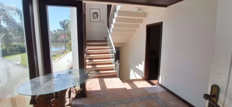 Imagem Casa com 4 dormitórios (2 suítes) à venda, 326 m² - Lagoa da Conceição - Florianópolis/SC (TRAPICHE EXLUSIVO COM ACESSO À LAGOA)