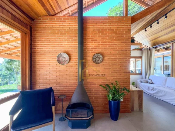Imagem Casa Linear com 4 quartos e lazer privativo dentro de condomínio de Teresópolis