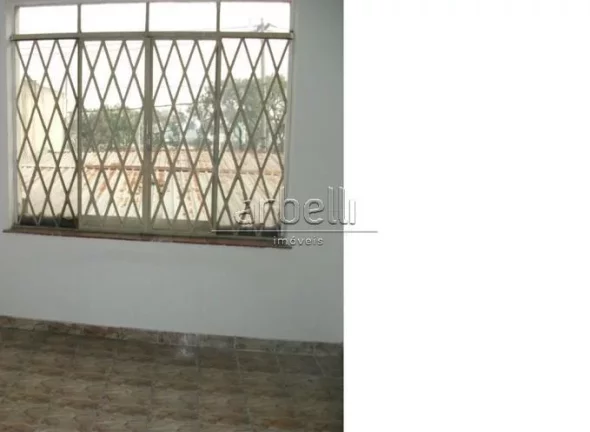 Imagem Galpão com escritórios com área total de 406 metros quadrados. O piso térreo está o galpão que...