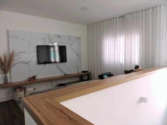 Imagem CASA RECEM REFORMADA EM FRENTE DE UM LAGO