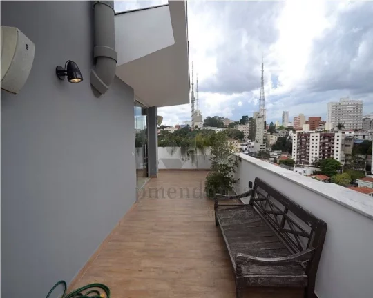 Imagem Cobertura duplex, ampla, bem distribuída com piso de tacos, armários embutidos, gabinete nos banhe...