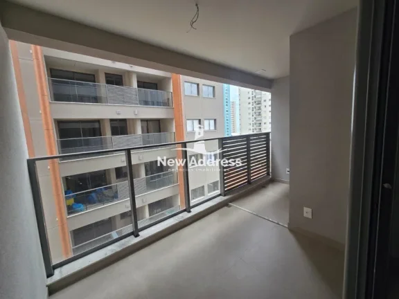 Imagem 2 quartos com suíte em prédio novo e acabamento moderno. Localização excelente, próximo à praia e comércio.