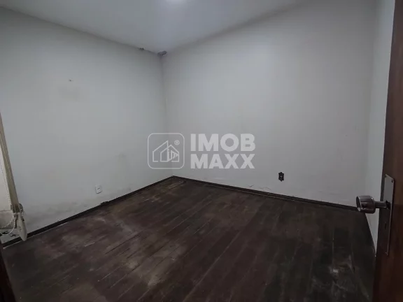 Imagem Casa à venda em Taguatinga Norte: 280m², 3 quartos, 1 suíte, 3 banheiros. Oportunidade por R$700 mil!