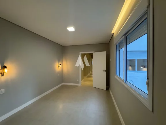 Imagem Apartamento reformado à venda com 3 suítes, na quadra da praia no bairro do Gonzaga em Santos/SP