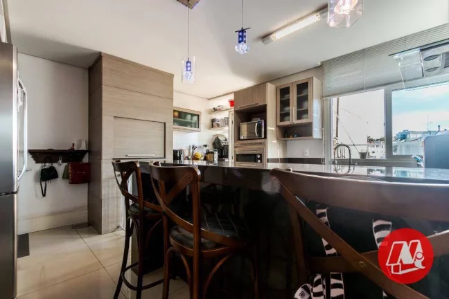 Imagem Sobrado de 454,00 m², 3 suítes,4 vagas e piscina.
