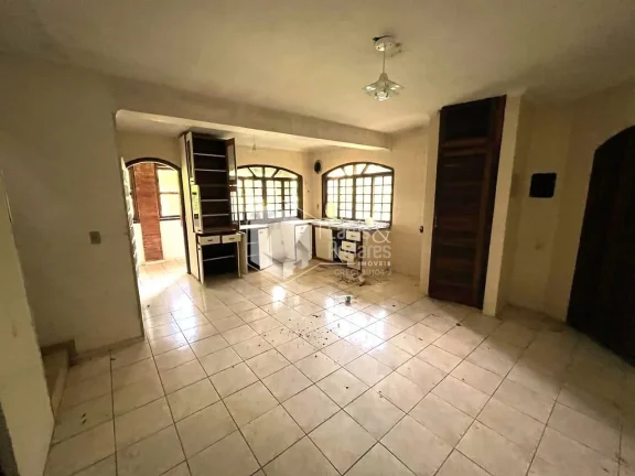Imagem CASA À VENDA COM TERRENO DE 1500 M², POÇO ARTESIANO, 4 DORMS (2 SUITES), 3 SALAS, SENDO 1 COM LAREIRA, COZINHA COM ARMÁRIOS E DISPENSA, MAIRIPORÃ, SP.