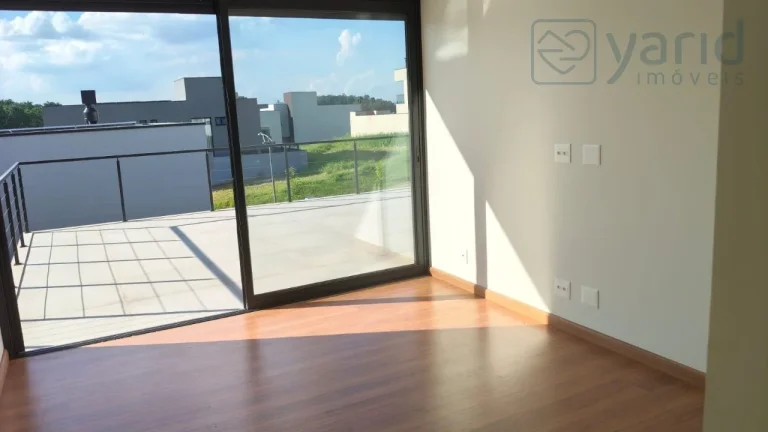 Imagem Casa de luxo em condomínio à venda em localização privilegiada: 4 quartos, 4 suítes, 3 salas, 5 banheiros, 2 vagas de garagem.