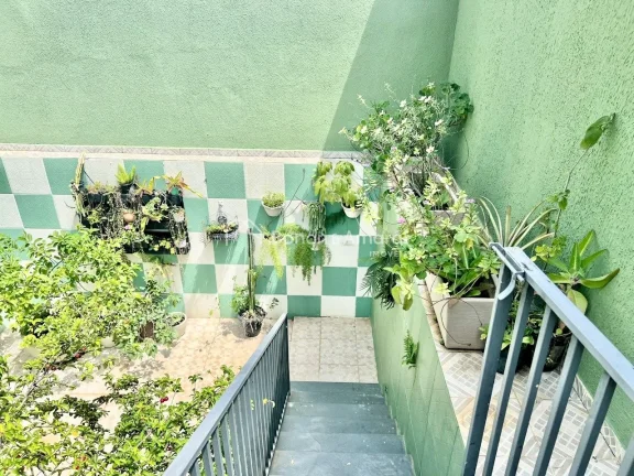 Imagem São 2 casas completas, uma térrea em cima e outra térrea, embaixo, com total privacidade
Tem uma ...