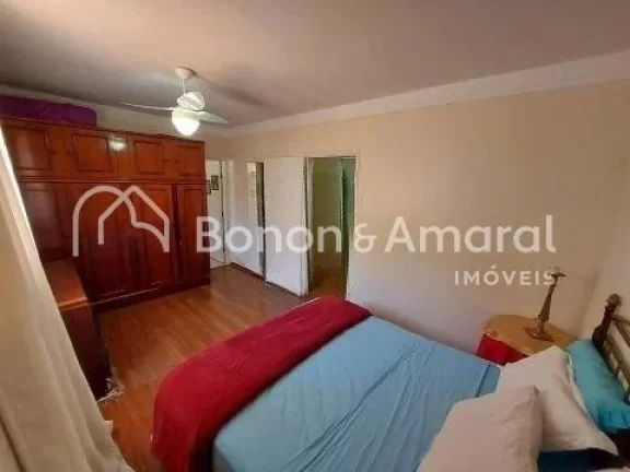 Imagem Casa ampla, arejada com bom acabamento. A residência de 5 andares possui 3 suítes sendo 1 suíte m...