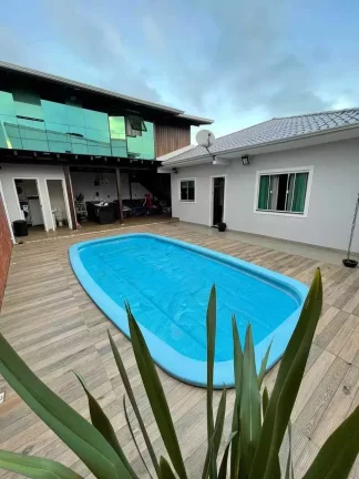 Imagem Casa com 3 dormitórios sendo 1 suíte e 2 vagas de garagem em Itapema/SC