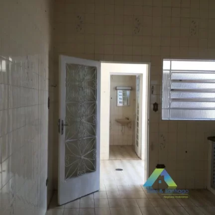 Imagem Ótima casa com 3 dormitórios, 5 vagas de garagem em bairro tranquilo e próximo a comércios e principais avenidas com excelente valor !