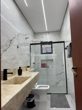 Imagem Linda casa totalmente reformada, localizada na parte alta do bairro, em região tranquila e de excel...