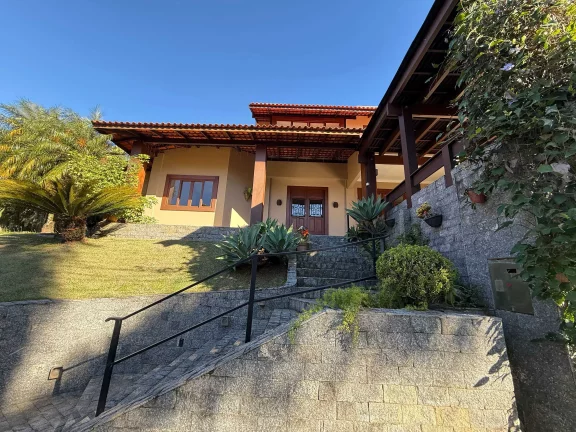 Imagem Casa com 2 lotes, 4 suítes e 2 vagas de garagem em condomínio Ariribá – Balneário Camboriú / SC