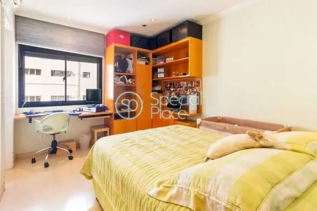 Imagem Apartamento com 180m² em Moema Pássaros. Living integrado à varanda envidraçada, sala de almoço...