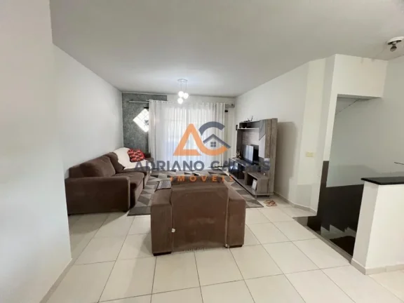 Imagem Aluguel de temporada de casa de praia com 2 dormitórios sendo 1 suíte, sacada com churrasqueira e 2 vagas de garagem, muito bem localizada no bairro Gravatá em Navegantes- SC