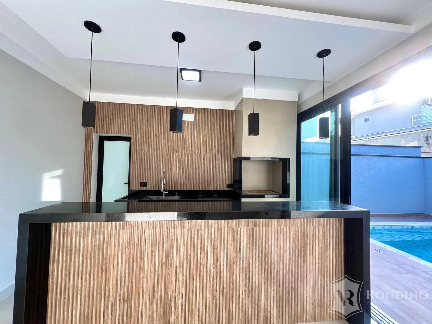 Imagem Casa Assobradada com Piscina escritório e quintal.