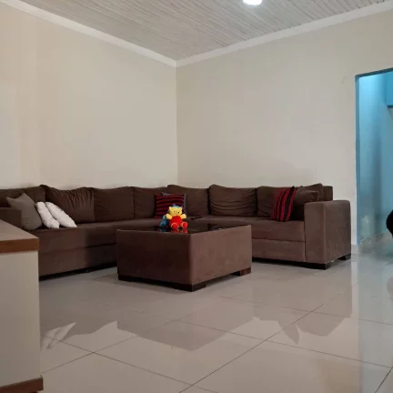 Imagem VENDE-SE ÓTIMA CASA COM 03 BANHEIROS SENDO 02 SUITES E EDICULA