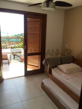 Imagem Venha se encantar com esta deslumbrante casa localizada no exclusivo Condomínio Yacamim, em Ilhabela, que oferece uma vista espetacular para o mar. E