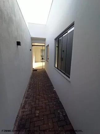Imagem Casa para Venda em Maringá, Parque Avenida, 2 dormitórios, 1 suíte, 2 banheiros, 1 vaga