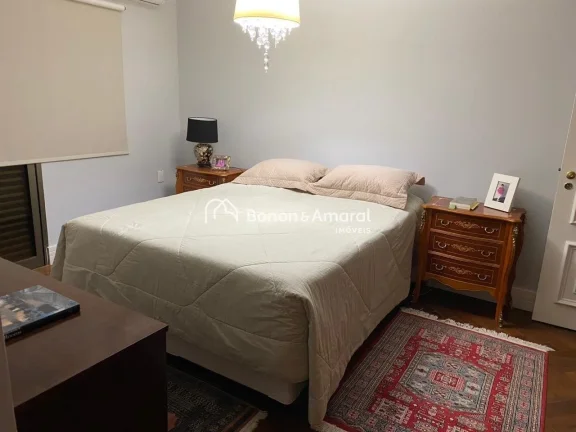 Imagem Lindo e espaçoso apartamento com 218m² de área. Recém reformado, possui 4 dormitórios, sendo 2 ...
