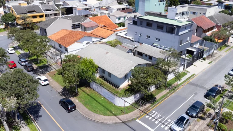 Imagem Terreno de esquina com 660 m² á venda por R$ 1.500.000 - Jardim das Américas - Curitiba/PR