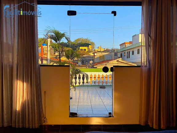 Imagem Excelente Sobrado com 4 quartos, 3 banheiros e 2 vagas cobertas