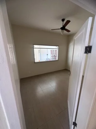 Imagem Casa linear no primeiro pavimento composta de 3 quartos sendo uma suíte reformada piso em porcelanato em excelente localização no centro de Alegre ES.