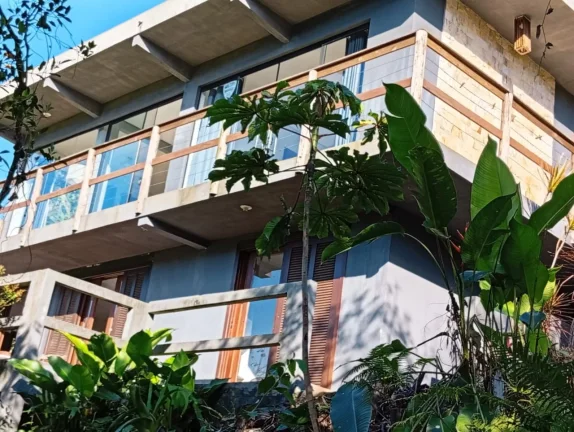 Casa à venda em Garopaba com 2 unidades independentes e terreno de 2.000 m²
