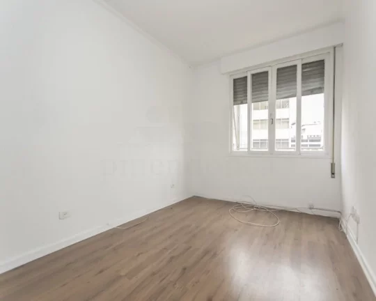 Imagem Apartamento com living para 02 ambientes, piso delaminado, 03 dormitórios, 01 aberto para ampliar a...