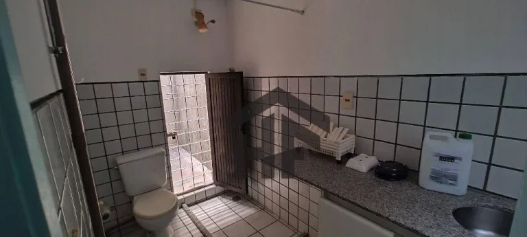 Imagem Casa Comercial para alugar ou vender, com 9 salas, localizada em Casa Forte, Recife - Pernambuco