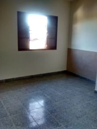 Imagem A casa tem uma garagem para dois carros, sendo um portão automático e o outro comum. Tem sala, coz...