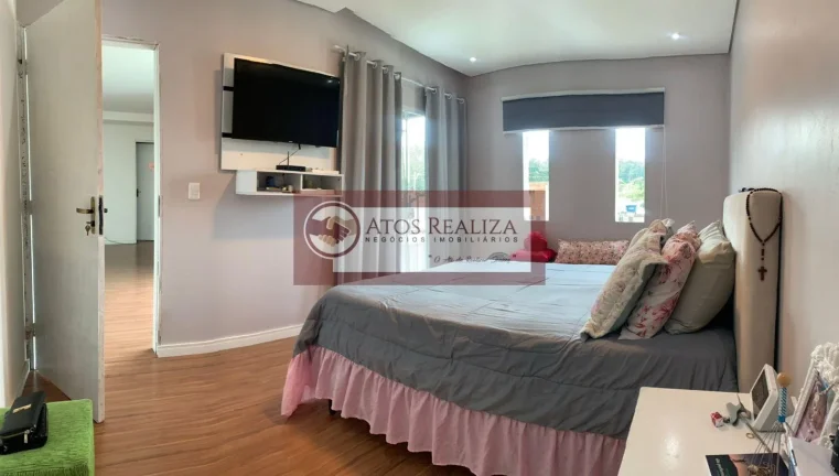 Imagem Vendo SUPER imóvel no Jardim casa grande. Lindo sobrado em uma Área total de 380m², com área útil 215m², esse imóvel conta com 3 Dormitórios, sendo 2 Suítes com Closet, sala de Tv, sala e cozinha conceito aberto, 2 vagas de garagem cobertas, muitos espaço